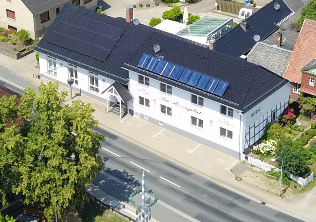 una vista aérea de un edificio con paneles solares. en Hotel am Rosenplatz,24 Stunden Check in, kostenfreie Parkplätze, en Brechtorf