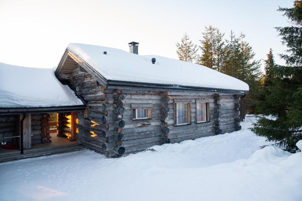 Cabaña de madera con nieve en el techo en Rukan Villa Nuotta en Ruka