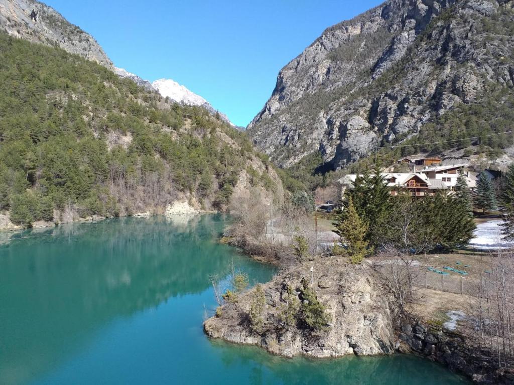 a view of a lake in the mountains at Appartement du lac in Guillestre
