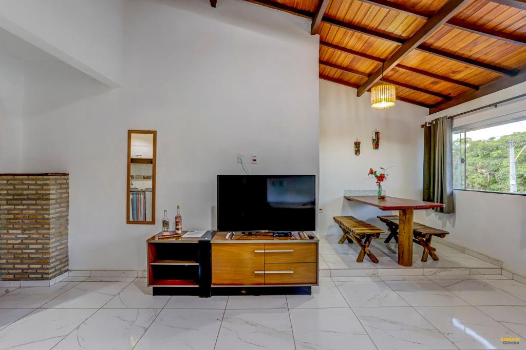 Uma TV ou centro de entretenimento em Pousada Residenzial Cariocare