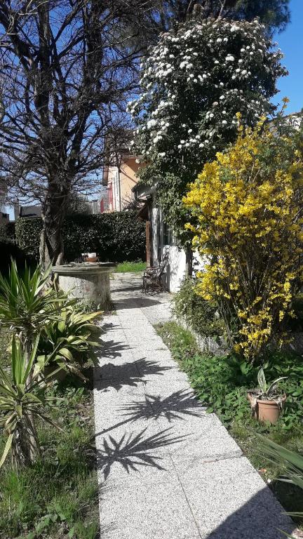 パドヴァにあるLovely hayloft - Incantevole barchessaの木々の花の庭園内の散歩道