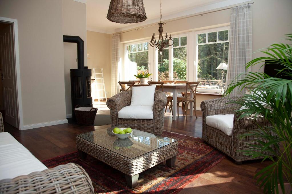 ein Wohnzimmer mit einem Sofa, Stühlen und einem Tisch in der Unterkunft Gästehaus Gut Füchtel und Gut Welpe in Vechta
