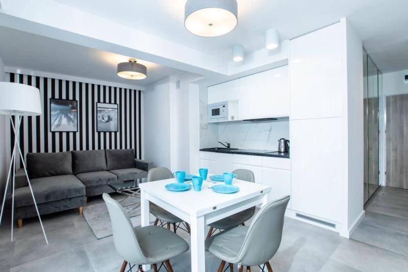 Kuchyň nebo kuchyňský kout v ubytování Resort Apartamenty Klifowa Rewal 30