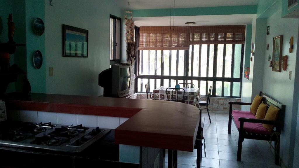 una cucina con piano di lavoro e piano cottura forno superiore di Costa Grande Tucacas Morrocoy a Tucacas