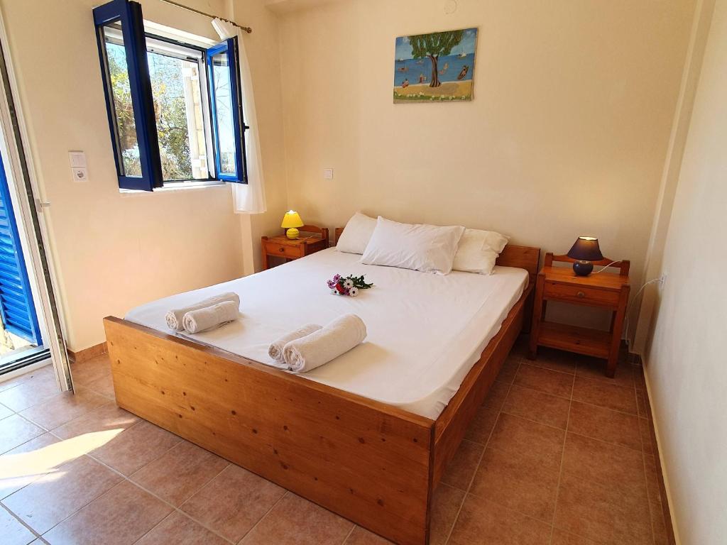 A bed or beds in a room at Stoupa Lefktro 9