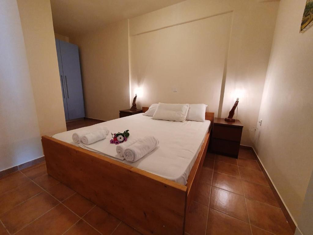 Postel nebo postele na pokoji v ubytování Stoupa Lefktro 11