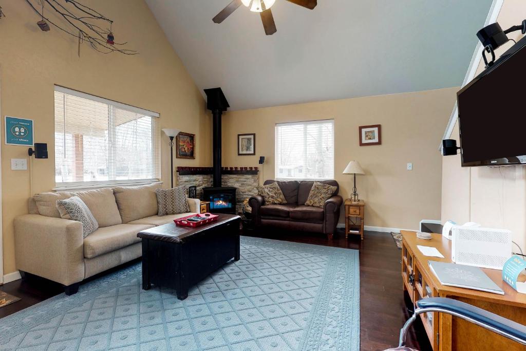 a living room with a couch and a tv at Gunni Getaway in Gunnison