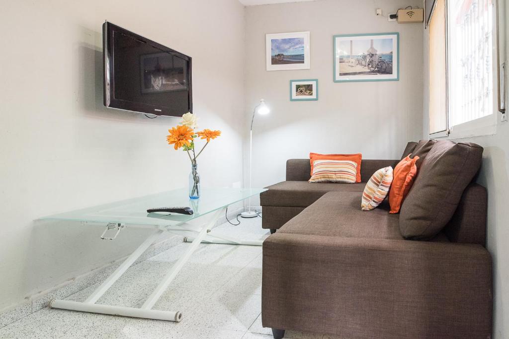 Telewizja i/lub zestaw kina domowego w obiekcie MalagaOnBeach 1 - Two bedrooms - up to 3 people - 10 meters beach