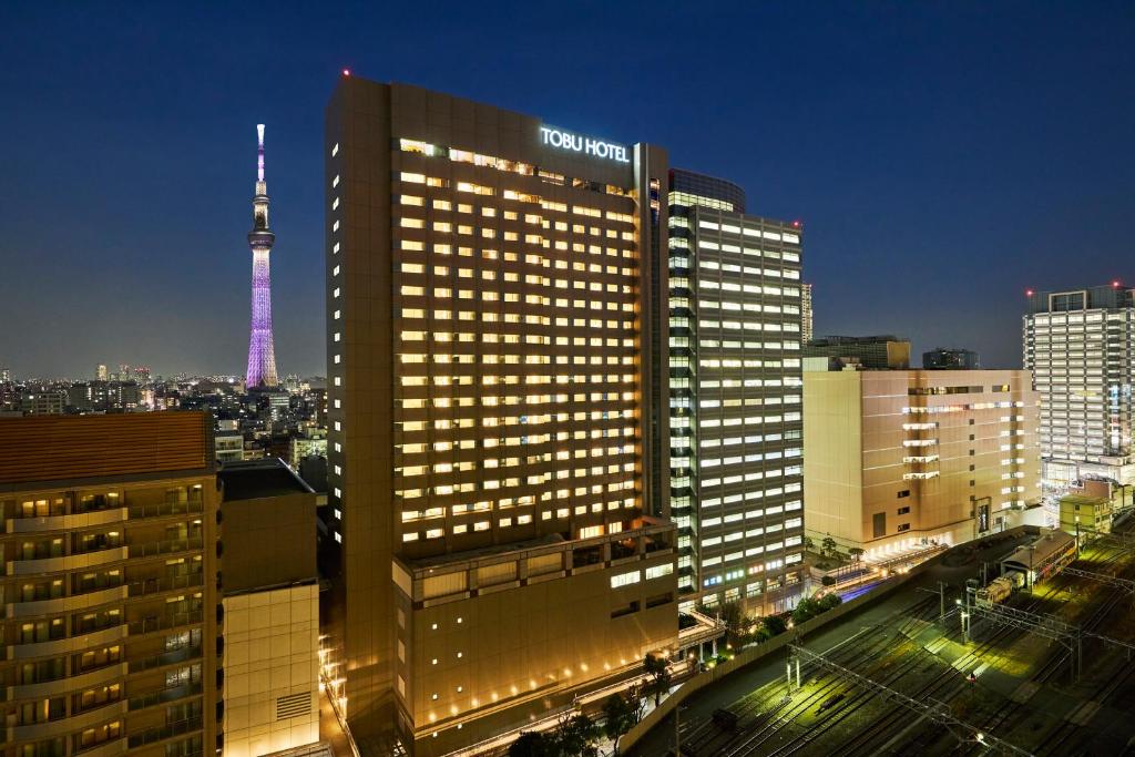 東京にある東武ホテルレバント東京の夜の街の景色を望むライトアップビル