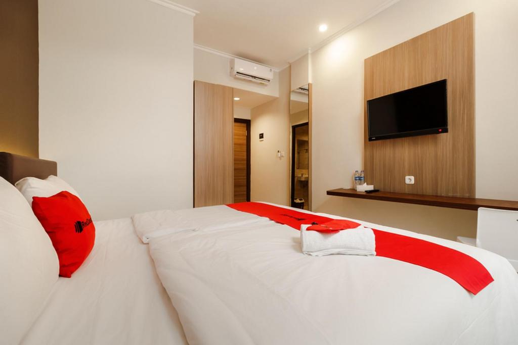 Postel nebo postele na pokoji v ubytování RedDoorz Plus near Lippo Mall Kemang 2
