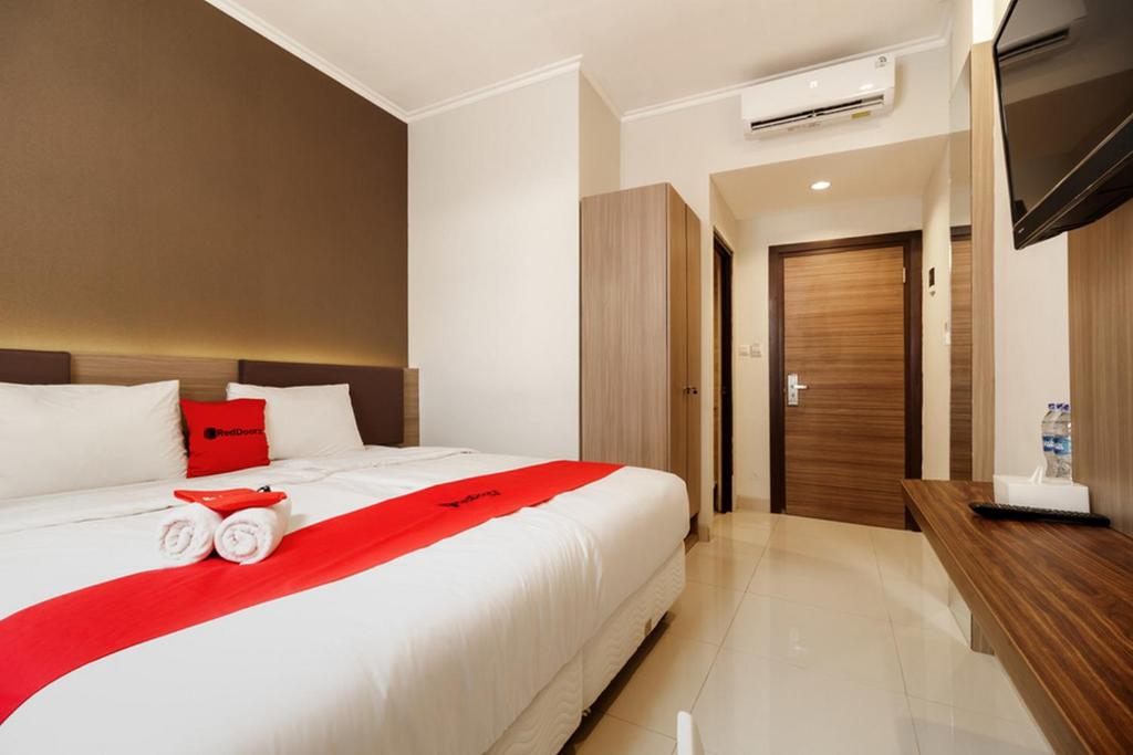 Postel nebo postele na pokoji v ubytování RedDoorz Plus near Lippo Mall Kemang 2
