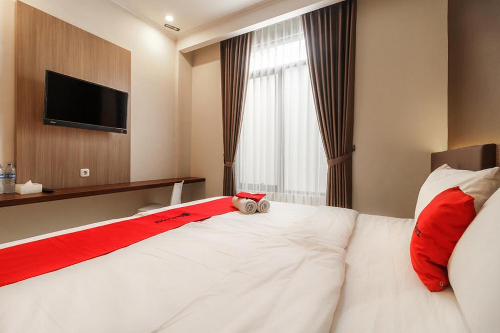 Postel nebo postele na pokoji v ubytování RedDoorz Plus near Lippo Mall Kemang 2