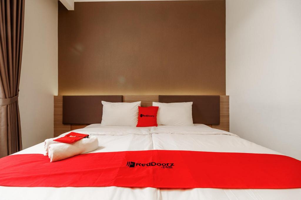Postel nebo postele na pokoji v ubytování RedDoorz Plus near Lippo Mall Kemang 2