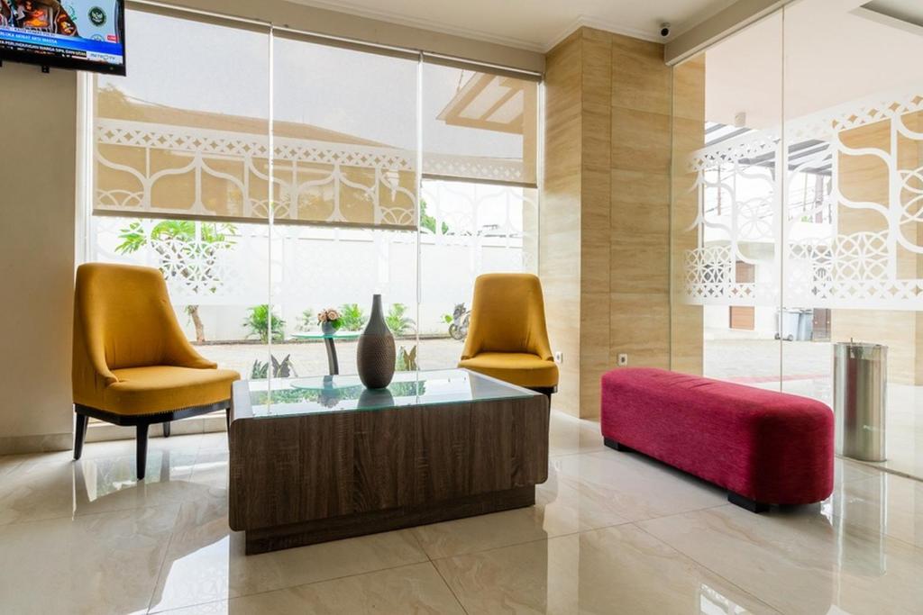 Posezení v ubytování RedDoorz Plus near Lippo Mall Kemang 2