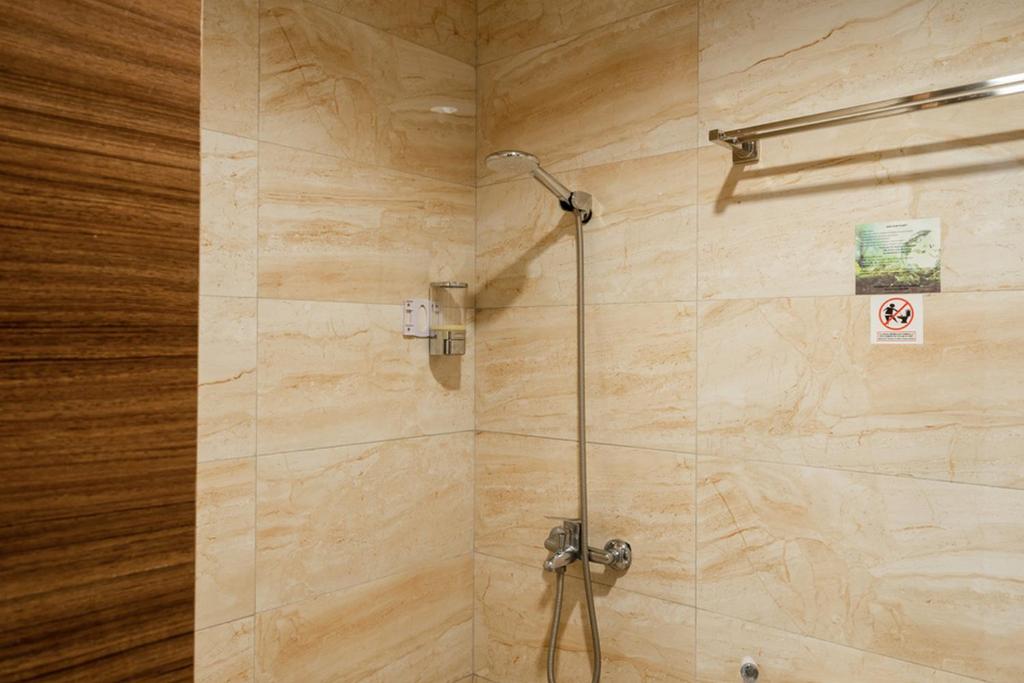 Koupelna v ubytování RedDoorz Plus near Lippo Mall Kemang 2