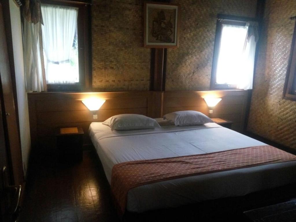 Postel nebo postele na pokoji v ubytování Kampung Sumber Alam Garut