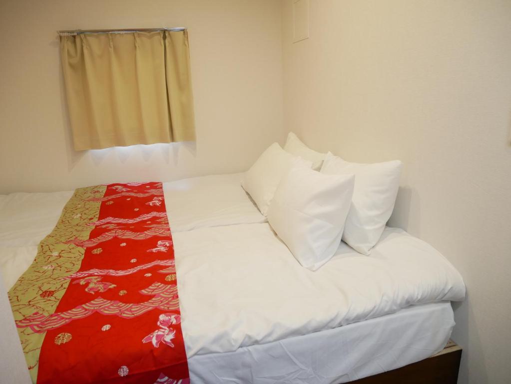 Postel nebo postele na pokoji v ubytování Tokyo shinjukutei Hotel Asahi gruop 東京新宿亭ホテル