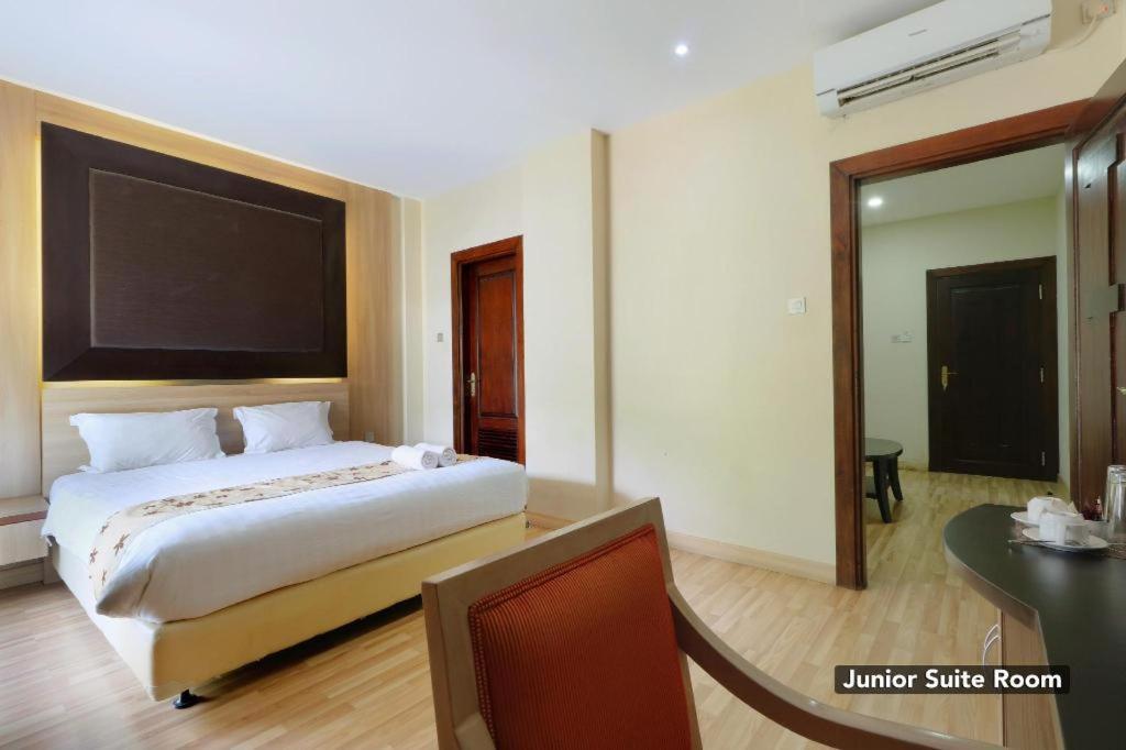 Postel nebo postele na pokoji v ubytování Mutiara Suites
