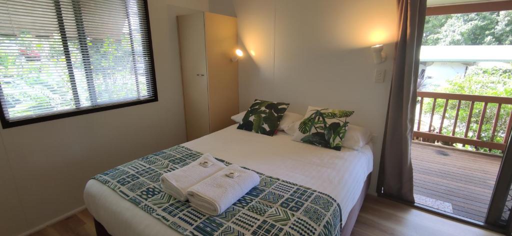 Postel nebo postele na pokoji v ubytování Lilyponds Holiday Park
