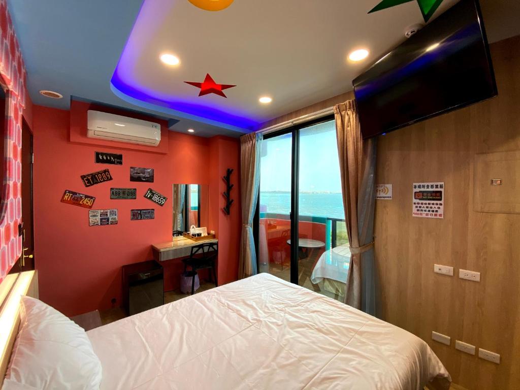 TV a/nebo společenská místnost v ubytování 奧斯卡海景民宿Oscar Boutique Seaview Homestay