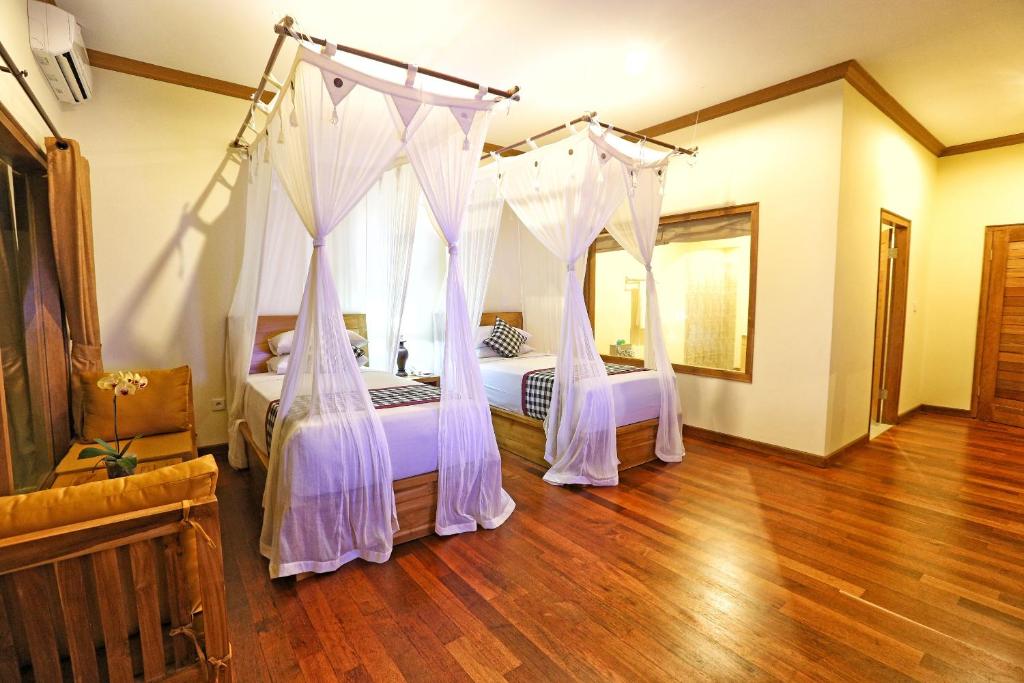 Postel nebo postele na pokoji v ubytování Bhanuswari Villas Ubud