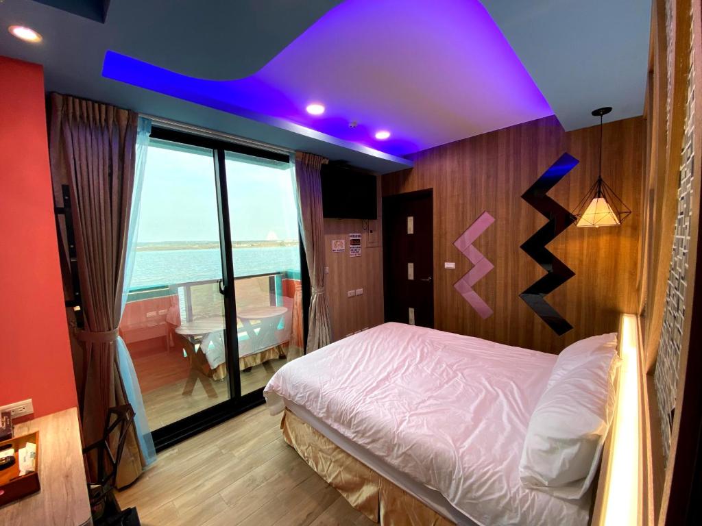 Postel nebo postele na pokoji v ubytování 奧斯卡海景民宿Oscar Boutique Seaview Homestay