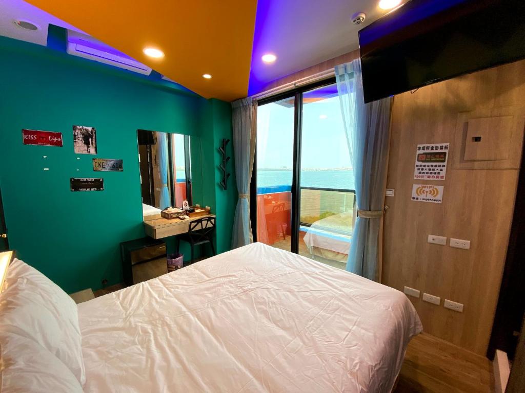 Postel nebo postele na pokoji v ubytování 奧斯卡海景民宿Oscar Boutique Seaview Homestay