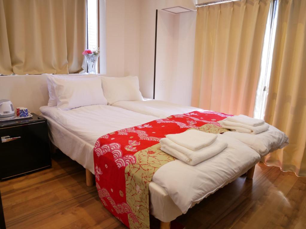 Postel nebo postele na pokoji v ubytování Tokyo shinjukutei Hotel Asahi gruop 東京新宿亭ホテル