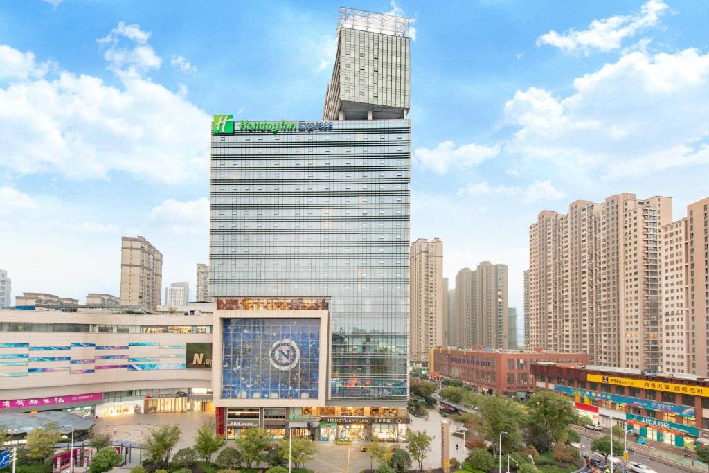 un edificio alto en una gran ciudad con edificios altos en Holiday Inn Express Changzhou Lanling, an IHG Hotel, en Changzhou