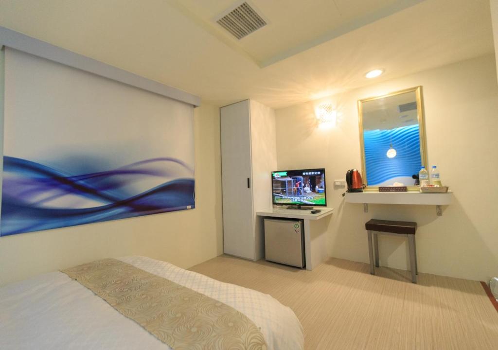 A television and/or entertainment centre at Travelyoung Hotel