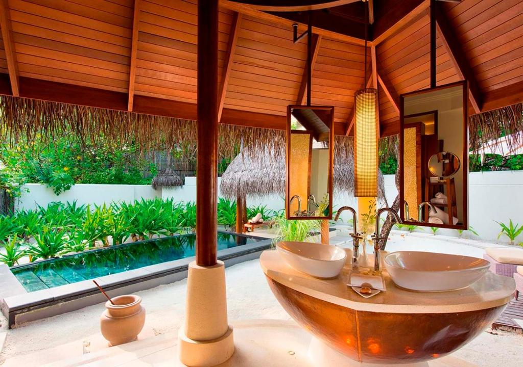 Bazén v ubytování Constance Halaveli nebo v jeho okolí