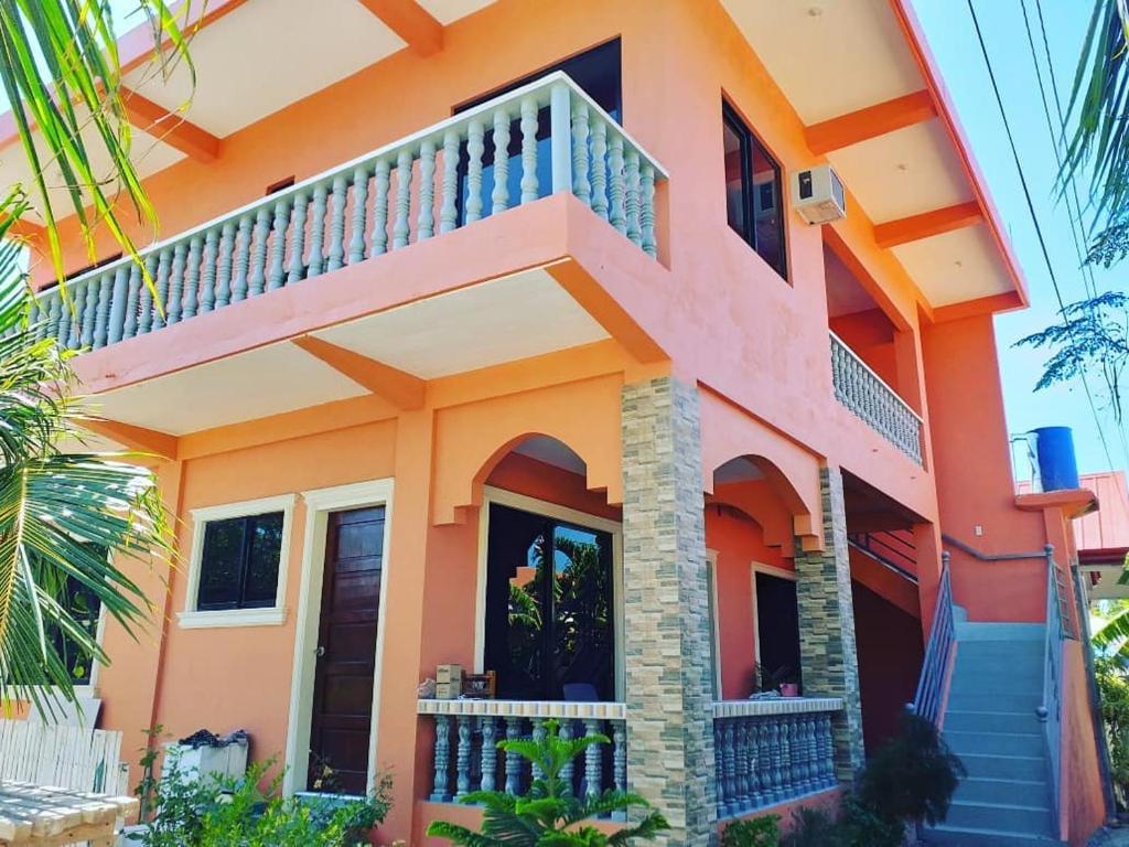 班塔延島的住宿－Solsken Guest House，橙色房子