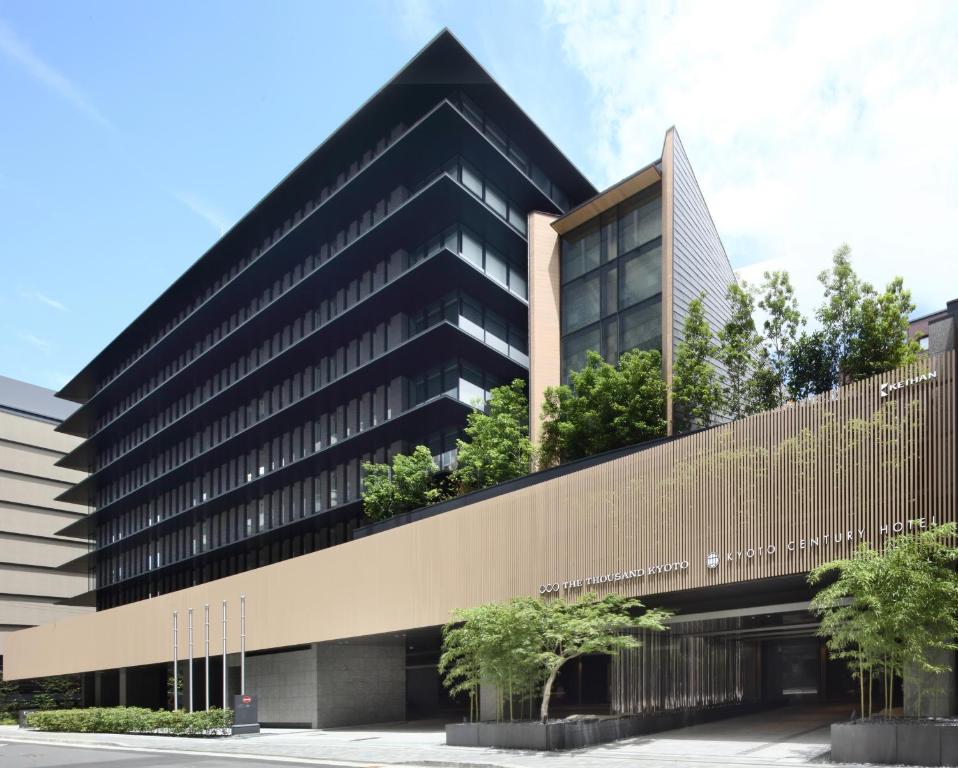 una vista esterna di un edificio nero con alberi di THE THOUSAND KYOTO a Kyoto