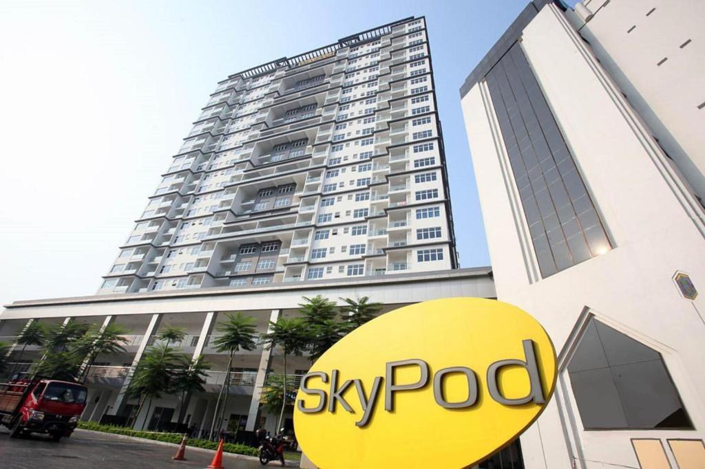 una señal de la cápsula del cielo frente a un gran edificio en Puchong Skypod Residence @ Hostay, en Puchong