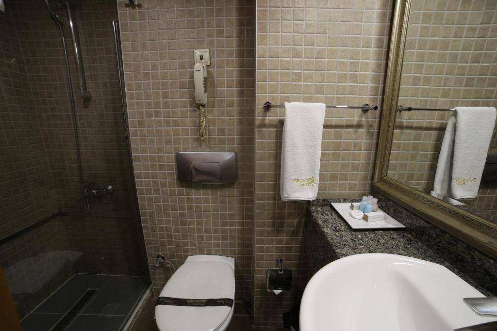 Koupelna v ubytování Burcman Hotel