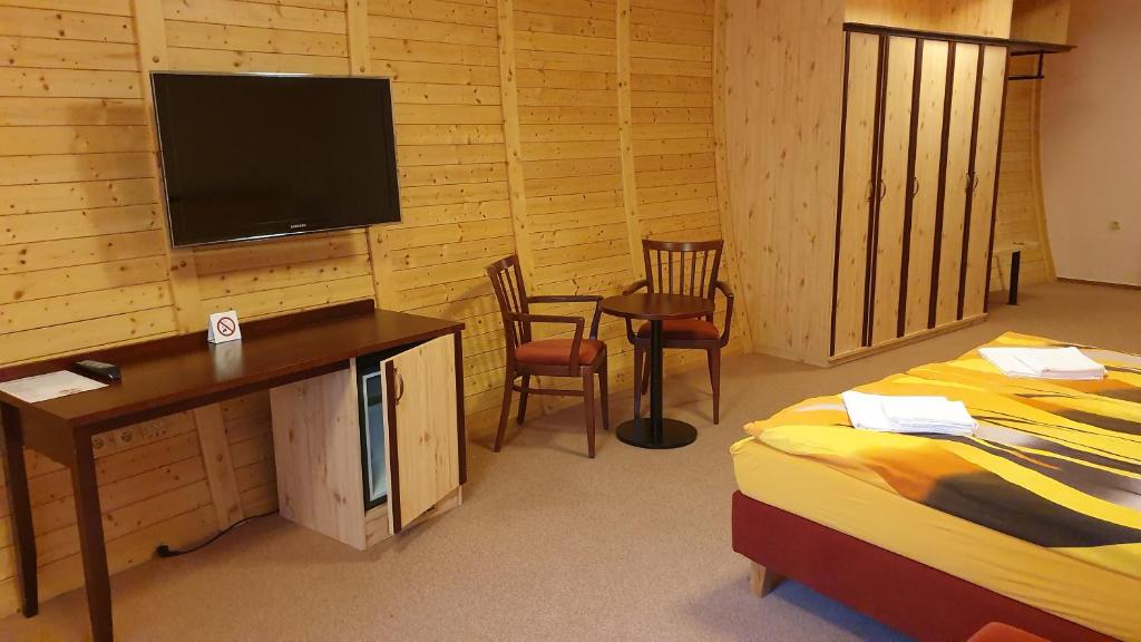 Telewizja i/lub zestaw kina domowego w obiekcie Hotel Obří Sud Javorník