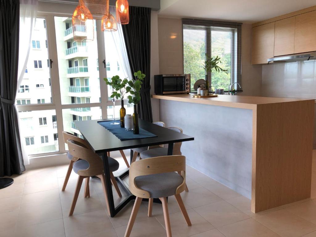 Kuchyň nebo kuchyňský kout v ubytování Santubong Suites A Just Like Home Damai
