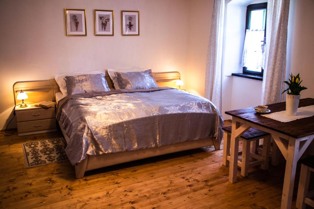 ein Schlafzimmer mit einem Bett und einem Tisch mit zwei Lampen in der Unterkunft Záboří 10 in Záboří