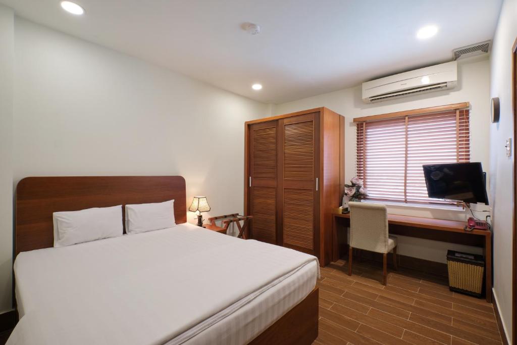 Säng eller sängar i ett rum på Phạm Vân Sakura Hotel