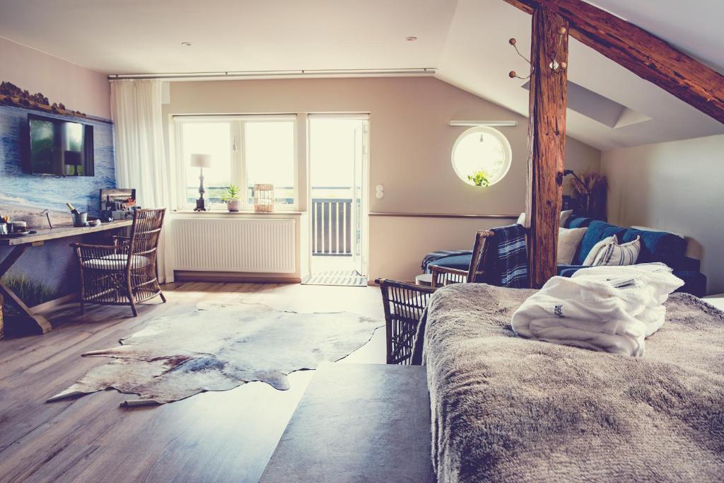 TV a/nebo společenská místnost v ubytování Hotell Mossbylund