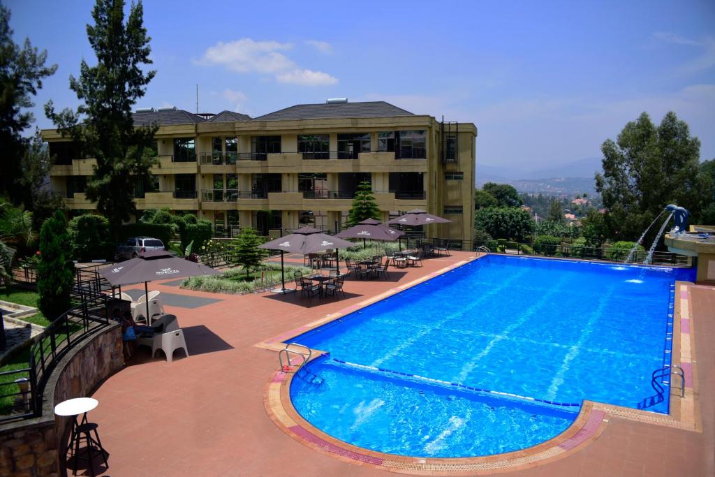 una gran piscina frente a un hotel en Nobleza Hotel en Kigali