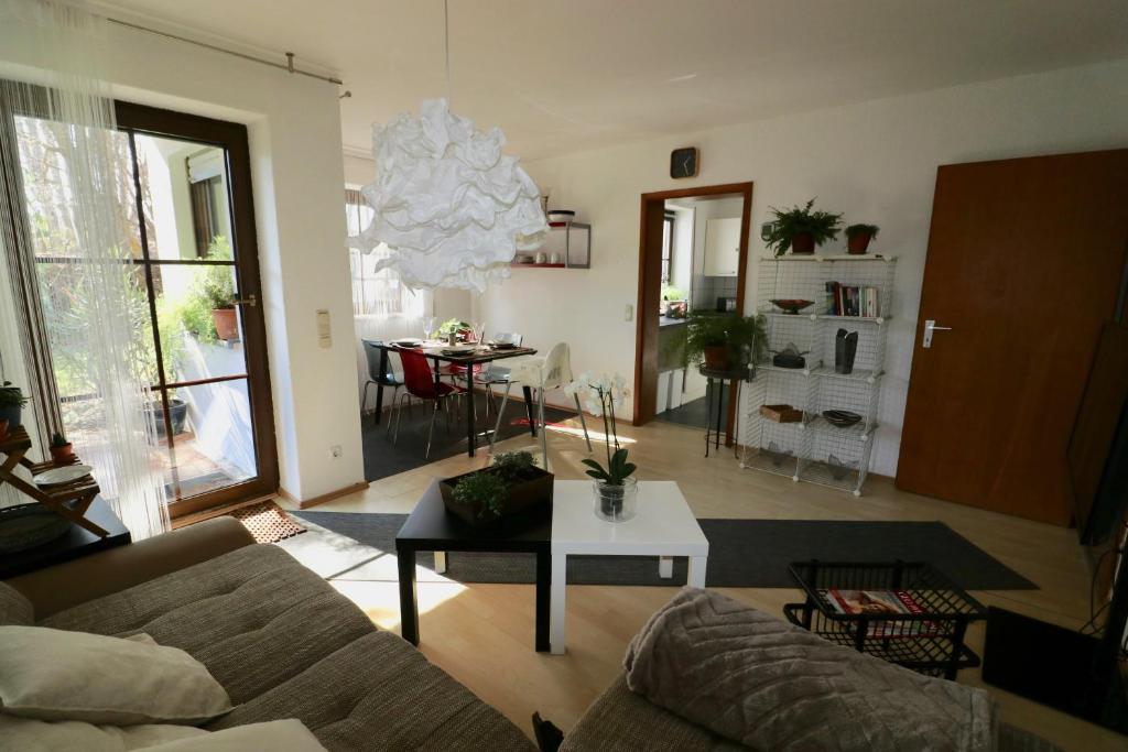 ein Wohnzimmer mit einem Sofa und einem Tisch in der Unterkunft Biburg86420 in Biburg