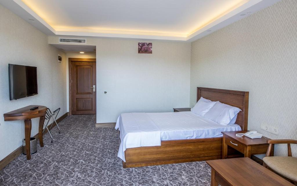 TV a/nebo společenská místnost v ubytování Helen Troya Hotel Geyikli