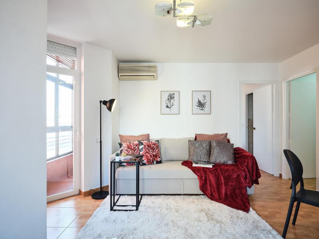 sala de estar con sofá y mesa en My City Home- Bright apartment in great location, en Madrid