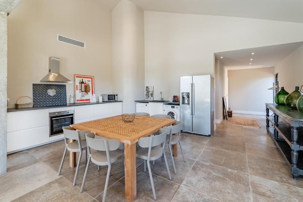 Kuchyň nebo kuchyňský kout v ubytování Loft d'architecte au coeur d'un domaine viticole