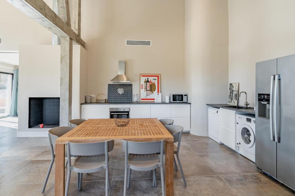 Kuchyň nebo kuchyňský kout v ubytování Loft d'architecte au coeur d'un domaine viticole