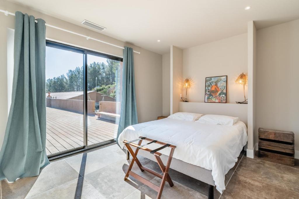 Postel nebo postele na pokoji v ubytování Loft d'architecte au coeur d'un domaine viticole