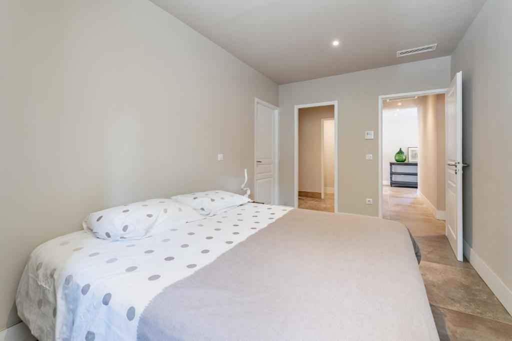 Postel nebo postele na pokoji v ubytování Loft d'architecte au coeur d'un domaine viticole