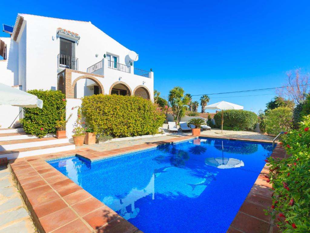 een zwembad voor een huis bij Villa Las Granadillas by Interhome in Estepona