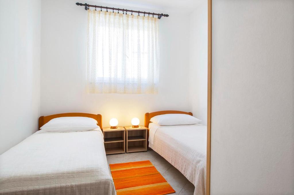 Łóżko lub łóżka w pokoju w obiekcie Apartments Eugen 2024